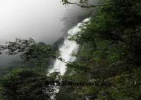 贡山滴水岩瀑布